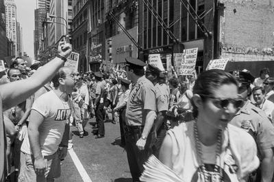 marchers clash with protesters holding up placards with religious statements during NYC Pride March in New York City, US-stock-foto