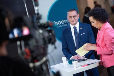 Wahl zur Hamburgischen B?rgerschaft am 2. M?rz 2025 ? Wahlabend Medienzentrum im CCH ? AfD-Bundesvorsitzender Tino Chrupalla im TV-Interviews im Medienzentrum-stock-foto