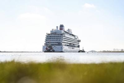 Kreuzfahrtschiff "Asuka III" hat die Meyer Werft verlassen.-stock-foto
