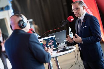 Wahl zur Hamburgischen B?rgerschaft am 2. M?rz 2025 ? Wahlabend Medienzentrum im CCH ? AfD-Bundesvorsitzender Tino Chrupalla im TV-Interviews im Medienzentrum, Radiointerview mit dem Sender Radio Hamburg-stock-foto