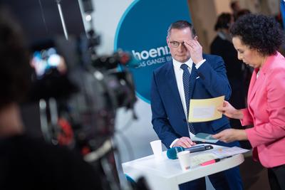 Wahl zur Hamburgischen B?rgerschaft am 2. M?rz 2025 ? Wahlabend Medienzentrum im CCH ? AfD-Bundesvorsitzender Tino Chrupalla im TV-Interviews im Medienzentrum-stock-foto