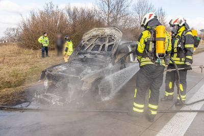 PKW f?ngt auf Autobahn, Feuer ? Stau und gesperrte Autobahn durch L?scharbeiten-stock-foto