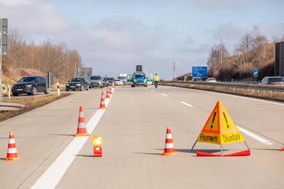 PKW f?ngt auf Autobahn, Feuer ? Stau und gesperrte Autobahn durch L?scharbeiten-stock-foto