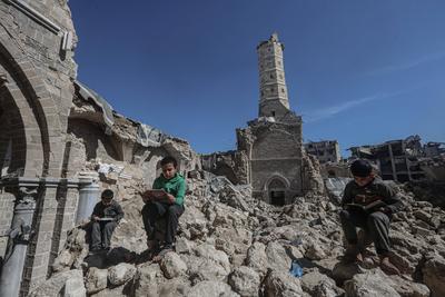 Muslim worshippers read from the Holy Quran as they sit at the historic Al-Omari Mosque in Gaza City on the second day of the holy month of Ramadan-stock-foto