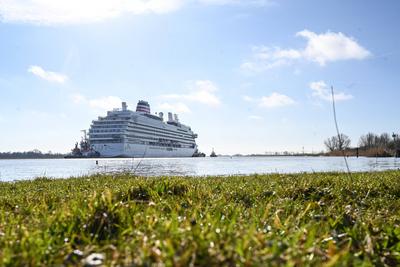 Kreuzfahrtschiff "Asuka III" hat die Meyer Werft verlassen.-stock-foto