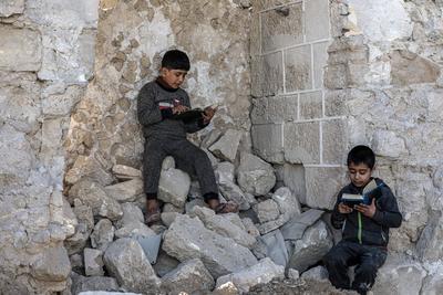 Muslim worshippers read from the Holy Quran as they sit at the historic Al-Omari Mosque in Gaza City on the second day of the holy month of Ramadan-stock-foto