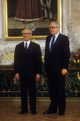 Staatsratsvorsitzender Erich Honecker (li., DDR/SED) und Bernhard Vogel (Deutschland/CDU/Ministerpr?sident Rheinland Pf-stock-foto