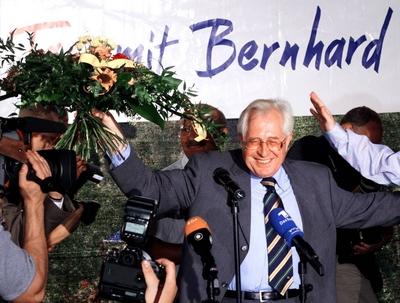 Bernhard Vogel (GER/CDU/Ministerpr?sident Th?ringen) freut sich w?hrend der Bekanntgabe der ersten Hochrechnungen anl?s-stock-foto