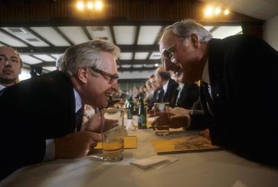 Bernhard Vogel (li., Ministerpr?sident Rheinland Pfalz) und Bundeskanzler Helmut Kohl (beide BRD/CDU) w?hrend des Treff-stock-foto