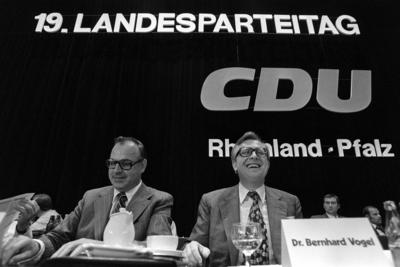 Helmut Kohl (li.) und Bernhard Vogel (beide GER/CDU) gut gelaunt anl?sslich des 19. Landesparteitages der CDU in Koblen-stock-foto
