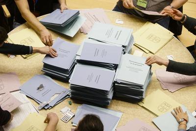 Stimmzettel auf dem haufen nach Parteien sortiert geordnet auf einem Tisch Sortieren und Auszaehlen der Briefwahl Stimmen von Buergern zur Hamburgischen Buergerschaft am 03.03.2025 im Hamburger CCH HH Deutschland *** Ballot papers on the pile sorted by party on a table Sorting and counting the postal votes of citizens for the Hamburg parliament on 03 03 2025 in Hamburg CCH HH Germany-stock-foto