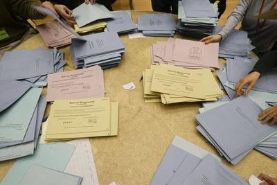 Stimmzettel auf dem haufen nach Parteien sortiert geordnet auf einem Tisch Sortieren und Auszaehlen der Briefwahl Stimmen von Buergern zur Hamburgischen Buergerschaft am 03.03.2025 im Hamburger CCH HH Deutschland *** Ballot papers on the pile sorted by party on a table Sorting and counting the postal votes of citizens for the Hamburg parliament on 03 03 2025 in Hamburg CCH HH Germany-stock-foto