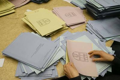 Stimmzettel auf dem haufen nach Parteien sortiert geordnet auf einem Tisch Sortieren und Auszaehlen der Briefwahl Stimmen von Buergern zur Hamburgischen Buergerschaft am 03.03.2025 im Hamburger CCH HH Deutschland *** Ballot papers on the pile sorted by party on a table Sorting and counting the postal votes of citizens for the Hamburg parliament on 03 03 2025 in Hamburg CCH HH Germany-stock-foto