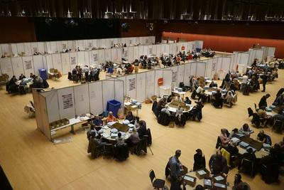 Stimmzettel auf dem haufen nach Parteien sortiert geordnet auf dem Tisch und am Boden Tisch Wahlhelfer sitzen an Tischen beim Sortieren und Auszaehlen der Briefwahl Stimmen von Buergern zur Hamburgischen Buergerschaft am 03.03.2025 im Hamburger CCH HH Deutschland *** Ballot papers on the pile sorted by party on the table and on the floor table Election workers sit at tables sorting and counting the postal votes of citizens for the Hamburg Parliament on 03 03 2025 in Hamburg CCH HH Germany-stock-foto