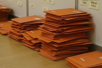 Rote Umschlaege mit Briefwahlstimmen auf dem Boden Stimmzettel auf dem haufen nach Parteien sortiert geordnet auf einem Tisch Wahlhelfer sitzen an Tischen beim Sortieren und Auszaehlen der Briefwahl Stimmen von Buergern zur Hamburgischen Buergerschaft am 03.03.2025 im Hamburger CCH HH Deutschland *** Red envelopes with postal votes on the floor Ballot papers on the pile sorted by party on a table Election workers sit at tables sorting and counting the postal votes of citizens for the Hamburg Parliament on 03 03 2025 in Hamburg CCH HH Germany-stock-foto