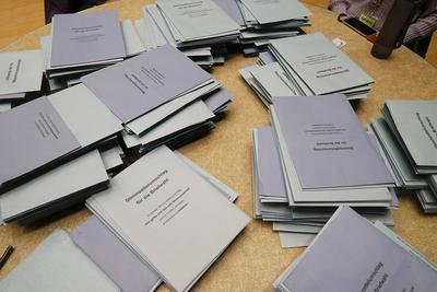 Stimmzettel auf dem haufen nach Parteien sortiert geordnet auf einem Tisch Sortieren und Auszaehlen der Briefwahl Stimmen von Buergern zur Hamburgischen Buergerschaft am 03.03.2025 im Hamburger CCH HH Deutschland *** Ballot papers on the pile sorted by party on a table Sorting and counting the postal votes of citizens for the Hamburg parliament on 03 03 2025 in Hamburg CCH HH Germany-stock-foto