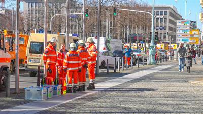 Offenbar Auto in Mannheimer Innenstadt in Menschenmenge gefahren: Dramatische Szenen am Rosenmontag in Mannheim - Auto rast offenbar in Menschenmenge in der Mannheimer Innenstadt - Massenanfall von Verletzten wird ausgerufen - ?berregionale Einsatzkr?ft-stock-photo