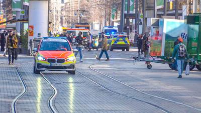 Auto in Mannheimer Innenstadt in Menschenmenge gefahren: Dramatische Szenen am Rosenmontag in Mannheim - Auto rast in Menschenmenge in der Mannheimer Innenstadt - mindestens ein Todesopfer, mehrere Personen schwer verletzt - Massenanfall von Verletzten wi-stock-photo