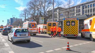 Offenbar Auto in Mannheimer Innenstadt in Menschenmenge gefahren: Dramatische Szenen am Rosenmontag in Mannheim - Auto rast offenbar in Menschenmenge in der Mannheimer Innenstadt - Massenanfall von Verletzten wird ausgerufen - ?berregionale Einsatzkr?ft-stock-photo