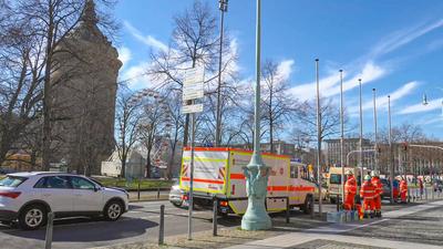 Offenbar Auto in Mannheimer Innenstadt in Menschenmenge gefahren: Dramatische Szenen am Rosenmontag in Mannheim - Auto rast offenbar in Menschenmenge in der Mannheimer Innenstadt - Massenanfall von Verletzten wird ausgerufen - ?berregionale Einsatzkr?ft-stock-photo