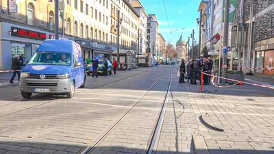 Auto in Mannheimer Innenstadt in Menschenmenge gefahren: Dramatische Szenen am Rosenmontag in Mannheim - Auto rast in Menschenmenge in der Mannheimer Innenstadt - mindestens ein Todesopfer, mehrere Personen schwer verletzt - Massenanfall von Verletzten wi-stock-photo