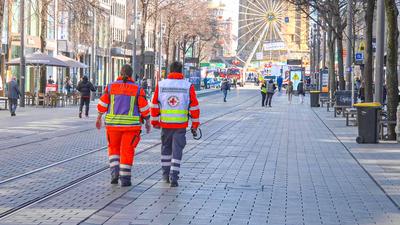 Auto in Mannheimer Innenstadt in Menschenmenge gefahren: Dramatische Szenen am Rosenmontag in Mannheim - Auto rast in Menschenmenge in der Mannheimer Innenstadt - mindestens ein Todesopfer, mehrere Personen schwer verletzt - Massenanfall von Verletzten wi-stock-photo