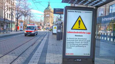 Auto in Mannheimer Innenstadt in Menschenmenge gefahren: Dramatische Szenen am Rosenmontag in Mannheim - Auto rast in Menschenmenge in der Mannheimer Innenstadt - mindestens ein Todesopfer, mehrere Personen schwer verletzt - Massenanfall von Verletzten wi-stock-photo