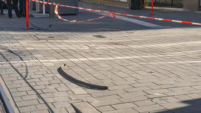 Auto in Mannheimer Innenstadt in Menschenmenge gefahren: Dramatische Szenen am Rosenmontag in Mannheim - Auto rast in Menschenmenge in der Mannheimer Innenstadt - mindestens ein Todesopfer, mehrere Personen schwer verletzt - Massenanfall von Verletzten wi-stock-photo