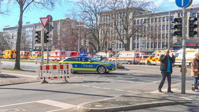 Offenbar Auto in Mannheimer Innenstadt in Menschenmenge gefahren: Dramatische Szenen am Rosenmontag in Mannheim - Auto rast offenbar in Menschenmenge in der Mannheimer Innenstadt - Massenanfall von Verletzten wird ausgerufen - ?berregionale Einsatzkr?ft-stock-photo