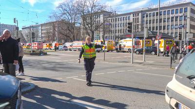Offenbar Auto in Mannheimer Innenstadt in Menschenmenge gefahren: Dramatische Szenen am Rosenmontag in Mannheim - Auto rast offenbar in Menschenmenge in der Mannheimer Innenstadt - Massenanfall von Verletzten wird ausgerufen - ?berregionale Einsatzkr?ft-stock-photo