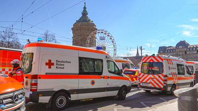 Auto in Mannheimer Innenstadt in Menschenmenge gefahren: Dramatische Szenen am Rosenmontag in Mannheim - Auto rast in Menschenmenge in der Mannheimer Innenstadt - mindestens ein Todesopfer, mehrere Personen schwer verletzt - Massenanfall von Verletzten wi-stock-photo