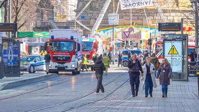 Auto in Mannheimer Innenstadt in Menschenmenge gefahren: Dramatische Szenen am Rosenmontag in Mannheim - Auto rast in Menschenmenge in der Mannheimer Innenstadt - mindestens ein Todesopfer, mehrere Personen schwer verletzt - Massenanfall von Verletzten wi-stock-photo