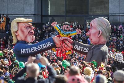 Rosenmontagszug in Duesseldorf-stock-foto