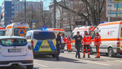 Offenbar Auto in Mannheimer Innenstadt in Menschenmenge gefahren: Dramatische Szenen am Rosenmontag in Mannheim - Auto rast offenbar in Menschenmenge in der Mannheimer Innenstadt - Massenanfall von Verletzten wird ausgerufen - ?berregionale Einsatzkr?ft-stock-photo