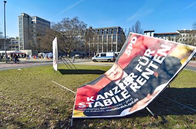 Ab heute kostet es Strafe (Wahlplakateberaeumung)-stock-foto