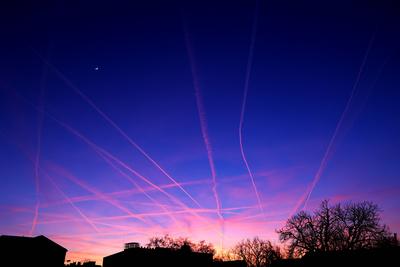 News Bilder des Tages 03.03.2025, Berlin - Deutschland. Sonnenuntergang mit Kondensstreifen. *** 03 03 2025, Berlin Germ-stock-foto