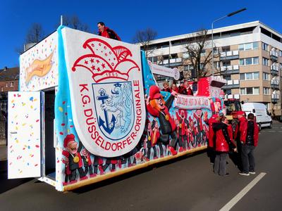Duesseldorf Rosenmontag Karneval - Motivwagen - Duesseldorfer Originale-stock-foto