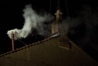 Bildnummer: 59347403  Datum: 13.03.2013  Copyright: imago/Anan SesaWhite smoke rises from the chimney on the roof of the Sistine Chapel Fumata bianca Citta del Vaticano 13/03/2013 Piazza San Pietro Foto AndreaxStaccioli Insidefoto PUBLICATIONxNOTxINxITAxFRA Gesellschaft Religion Katholische Kirche Konklave Papstwahl Papst Wahl Franziskus I People xcb x2x 2013 quer Conclave Vaticano Vatican Religion Religione Papa Pope Elezione Election  o0 Schornstein Kamin Sixtinische Kapelle Wei?er Rauch Nacht 59347403 Date 13 03 2013 Copyright Imago Anan Sesa White Smoke Rises from The Chimney ON The Roof of The Sistine Chapel Fumata Bianca Citta Del Vaticano 13 03 2013 Piazza San Pietro Photo AndreaxStaccioli  PUBLICATIONxNOTxINxITAxFRA Society Religion Catholic Church Conclave Pope choice Pope Choice Francis I Celebrities  x2x 2013 horizontal  Vaticano Vatican Religion  Dad Pope  ELECTION o0 Chimney Fireplace Sistine Chapel White Smoke Night-stock-foto