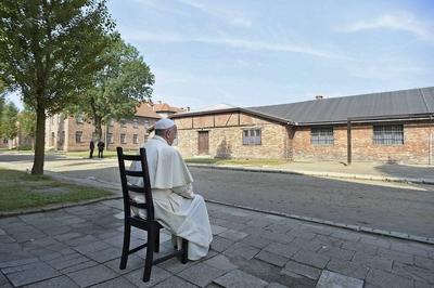 Papst Franziskus im KZ Auschwitz Papst Franziskus hat am Freitag 29 07 16 im frueheren Konzentrati-stock-foto
