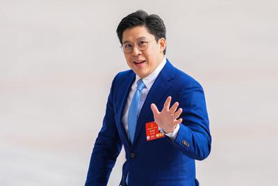 BEIJING, CHINA - MARCH 04: Kenneth Fok Kai-kong, a deputy of the Hong Kong Special Administrative Region to NPC, walks t-stock-foto