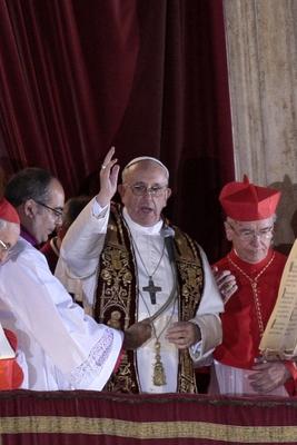 Bildnummer: 59347130  Datum: 13.03.2013  Copyright: imago/Anan SesaPapst Franziskus I, Jorge Mario Bergoglio (Argentinien) pr?sentiert sich den Gl?ubigen PUBLICATIONxNOTxINxITAxFRA People Gesellschaft Religion Katholische Kirche Konklave Papstwahl Papst Wahl premiumd x0x xsk 2013 hoch Religione San Pietro Conclave Papa Basilica Pope Basilic chimney smoke o0 Balkon Loggia Petersdom 59347130 Date 13 03 2013 Copyright Imago Anan Sesa Pope Francis I Jorge Mario  Argentina presents to the Believers PUBLICATIONxNOTxINxITAxFRA Celebrities Society Religion Catholic Church Conclave Pope choice Pope Choice premiumd x0x xSK 2013 vertical  San Pietro  Dad Basilica Pope Basilic Chimney Smoke o0 Balcony Loggia St Peters Cathedral-stock-foto