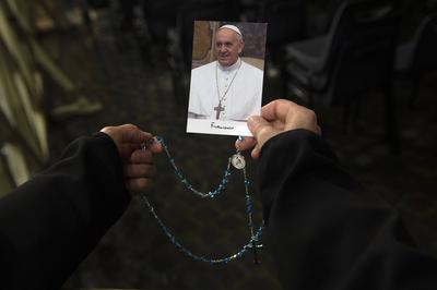 ITALY - ROSARY PRAYER FOR THE HEALTH OF POPE FRANCIS AT ST PETER'S SQUARE IN THE VATICAN - 2025/2/24-stock-foto