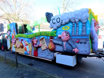 Duesseldorf Rosenmontag Karneval - Motivwagen Ablasshandel-stock-foto