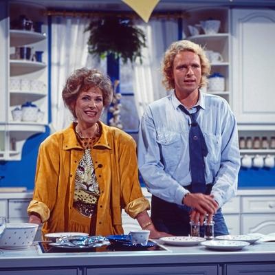 Na Sowas Show Deutschland 1982 1987 Mitwirkende Thomas Gottschalk in seinem Kochstudio mit Ant-stock-foto