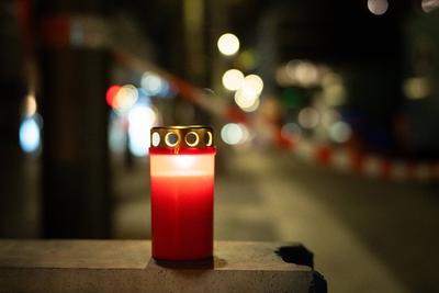 Mannheim, Baden-W?rttemberg, Germany - March 3, 2025: A grave candle burns in the night near the crime scene for the vic-stock-foto