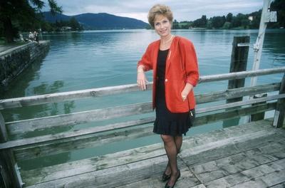 Bildnummer: 56697979  Datum: 01.08.1988  Copyright: imago/teutopressDr. Antje Katrin K?hnemann (?rztin, TV-Moderatorin, Autorin) 08/88 hof Dr. Antje-Katrin K?hnemann im August 1988 Deutschland deutsch Deutsche Frau TV Fernsehen Moderation Medizin Medizinerin Autorin german host presenter doctor medic quer ganz freistellbar Gel?nder Ufer drau?en stehend See Gew?sser exklusiv privat Homestory People Shooting x0x xkg 1988 quer  56697979 Date 01 08 1988 Copyright Imago teutopress Dr Antje Katrin Kuehne man Doctor TV Presenter Author 08 88 Yard Dr Antje Katrin Kuehne man in August 1988 Germany German German Woman TV Television Moderation Medicine Medicine woman Author German Host Presenter Doctor Medic horizontal whole Exemptable Railings Shore outside standing Lake Waters exclusive private Home story Celebrities Shooting x0x xkg 1988 horizontal-stock-foto