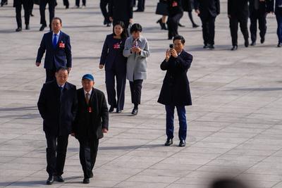 BEIJING, CHINA - MARCH 04: Lei Jun, an NPC deputy and CEO of Xiaomi, takes photos on his way to the Great Hall of the Pe-stock-foto