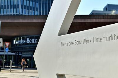 14.5.2024 Mercedes Hinweispfeil und Wegweiser zum Werk Untert?rkheim vor dem Mercedes Museum in Stuttgart. Stuttgart Mer-stock-foto