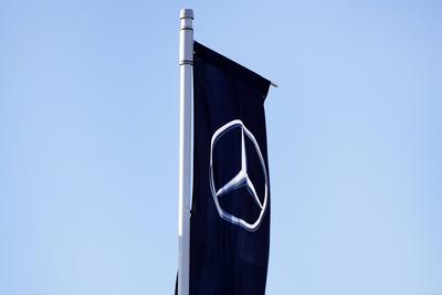 Mercedes-Benz, Produktionsverlagerung, Mercedes-Stern, Einfuhrz?lle, wehende schwarze Fahne mit dem Stern *** Mercedes B-stock-photo