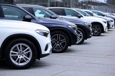 Logo des Automobilherstellers Mercedes-Benz-stock-foto